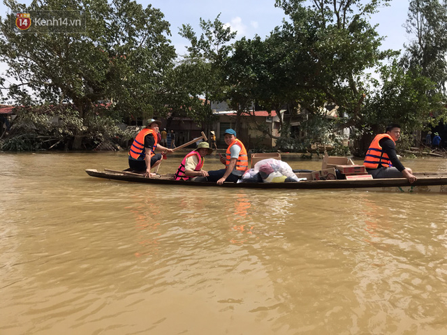 Những chuyến xe, chuyến đò mang hy vọng trong mùa lũ và lời nói từ trái tim: Cảm ơn vì đã không bỏ quên chúng tôi - Ảnh 4.