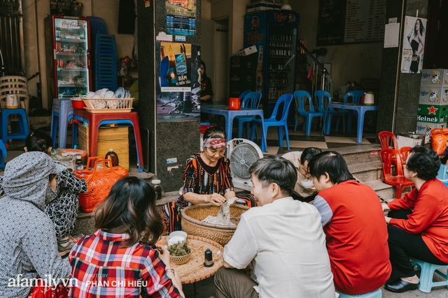 Bánh cuốn cà cuống: Món ăn tưởng đã thất truyền, nào ngờ vẫn được người phụ nữ 30 năm bán trên phố Nguyễn Khuyến gìn giữ, ai ăn thử một lần nghiện đến khó quên - Ảnh 6.