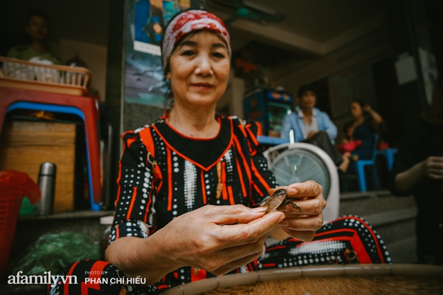 Bánh cuốn cà cuống: Món ăn tưởng đã thất truyền, nào ngờ vẫn được người phụ nữ 30 năm bán trên phố Nguyễn Khuyến gìn giữ, ai ăn thử một lần nghiện đến khó quên - Ảnh 7.
