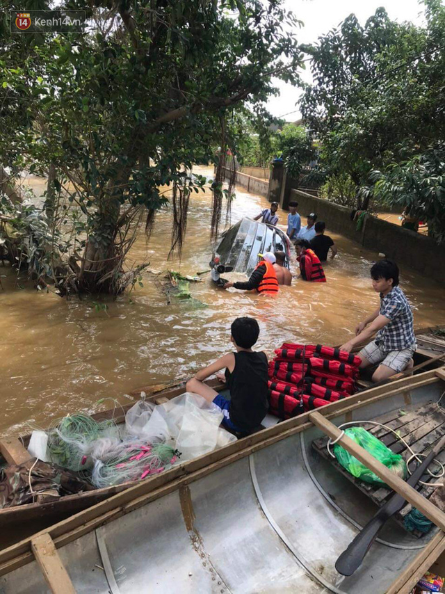 Những chuyến xe, chuyến đò mang hy vọng trong mùa lũ và lời nói từ trái tim: Cảm ơn vì đã không bỏ quên chúng tôi - Ảnh 10.