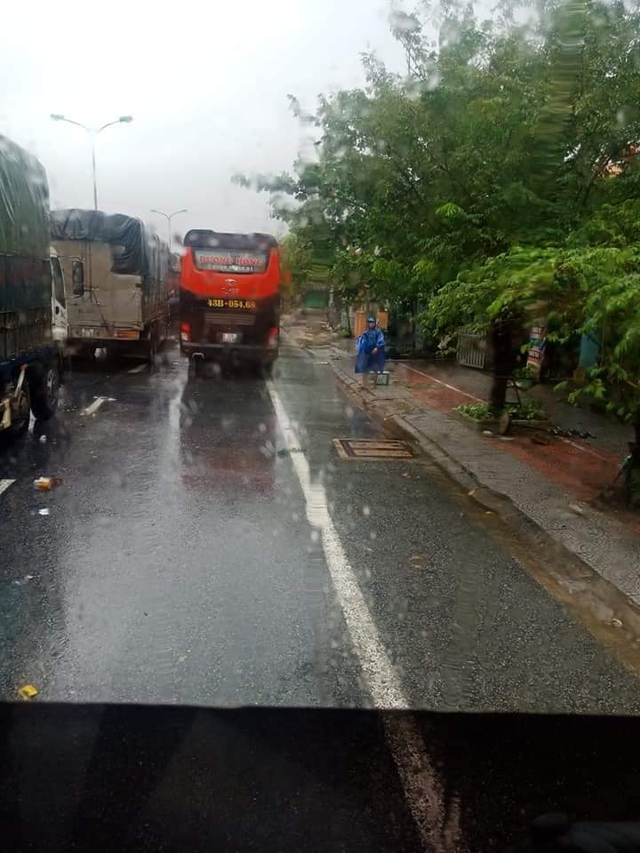 Ấm lòng cảnh người dân Huế dù đang cùng chịu ảnh hưởng bão số 9 vẫn gõ cửa từng chiếc xe xếp hàng trú bão để phát cơm ăn, nước uống miễn phí - Ảnh 1.