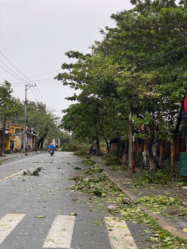 Khung cảnh Hội An xơ xác sau cơn bão số 9, một biểu tượng du lịch bị vùi dập khiến du khách quặn lòng - Ảnh 2.