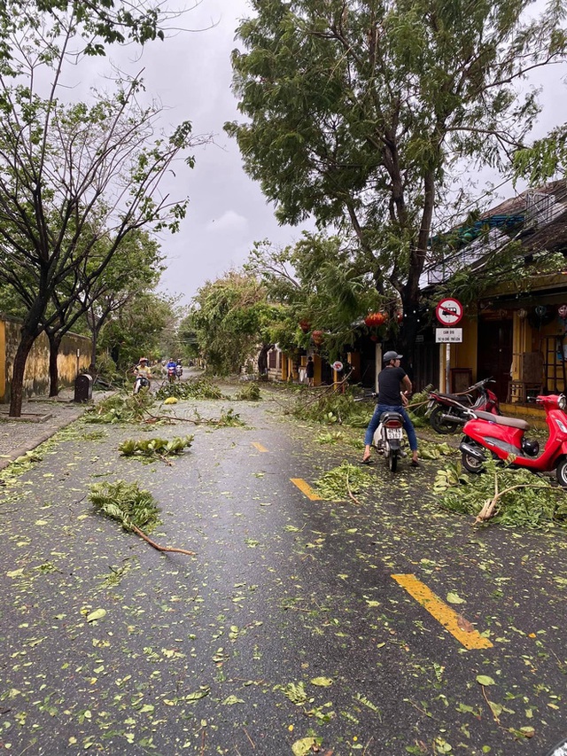 Khung cảnh Hội An xơ xác sau cơn bão số 9, một biểu tượng du lịch bị vùi dập khiến du khách quặn lòng - Ảnh 5.