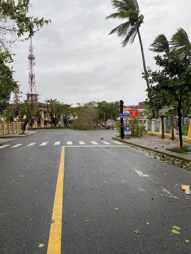 Khung cảnh Hội An xơ xác sau cơn bão số 9, một biểu tượng du lịch bị vùi dập khiến du khách quặn lòng - Ảnh 8.