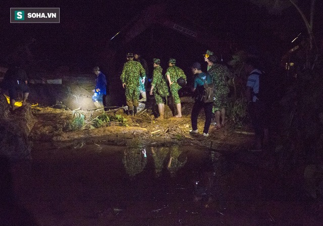  Bộ đội xuyên đêm băng rừng, vượt bùn lầy ngập nửa người để tiếp tế lương thực cho Trà Leng - Ảnh 1.