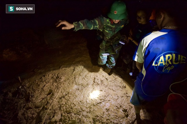  Bộ đội xuyên đêm băng rừng, vượt bùn lầy ngập nửa người để tiếp tế lương thực cho Trà Leng - Ảnh 2.