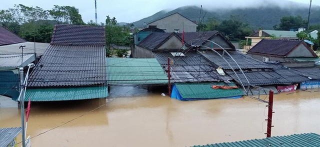  Mưa lớn, thủy điện đồng loạt xả lũ, hàng ngàn nhà dân ở Nghệ An bị ngập sâu  - Ảnh 1.
