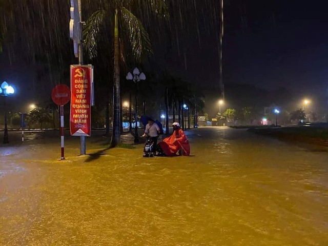 Mưa to không ngớt, người dân Nghệ An trắng đêm dọn đồ chạy lũ - Ảnh 1.