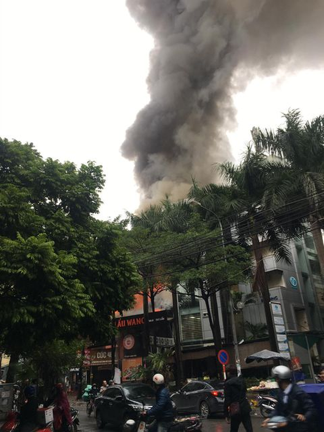 Hà Nội: Cháy lớn tại quán lẩu nổi tiếng trên phố Dịch Vọng Hậu, cột khói bốc cao hàng chục mét - Ảnh 1.