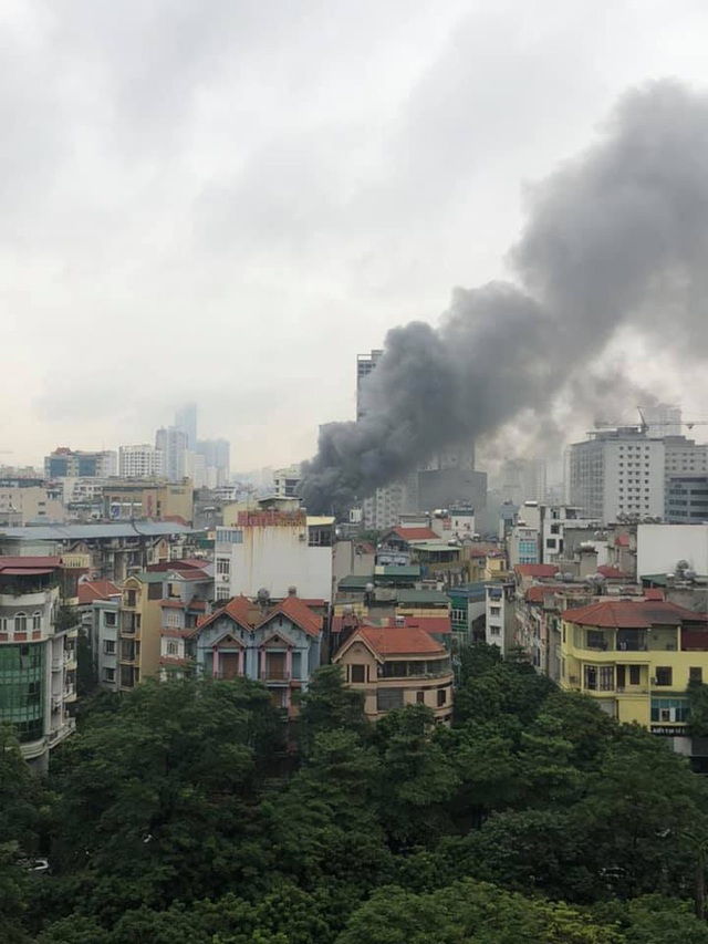 Hà Nội: Cháy lớn tại quán lẩu nổi tiếng trên phố Dịch Vọng Hậu, cột khói bốc cao hàng chục mét - Ảnh 2.