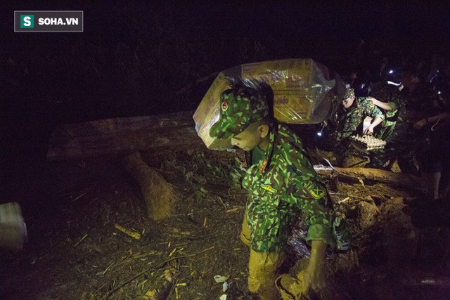  Bộ đội xuyên đêm băng rừng, vượt bùn lầy ngập nửa người để tiếp tế lương thực cho Trà Leng - Ảnh 5.