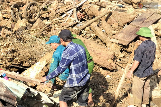 Tang thương bao trùm xóm nhỏ nơi vụ sạt lở khiến cả làng bị vùi lấp: “Mẹ mua sữa về, con ở đâu rồi...? - Ảnh 7.