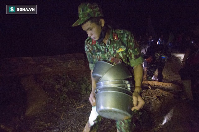  Bộ đội xuyên đêm băng rừng, vượt bùn lầy ngập nửa người để tiếp tế lương thực cho Trà Leng - Ảnh 6.