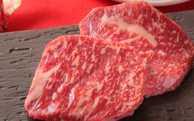  Thịt bò thượng hạng Ozaki có gì đặc biệt mà giá cao ngất ngưởng?  - Ảnh 2.