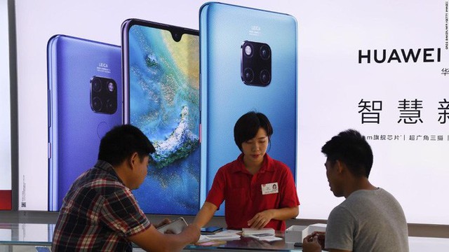  Nhóm tội phạm Trung Quốc hô biến điện thoại cũ thành smartphone Huawei, nửa năm bán hơn 7.000 chiếc  - Ảnh 1.