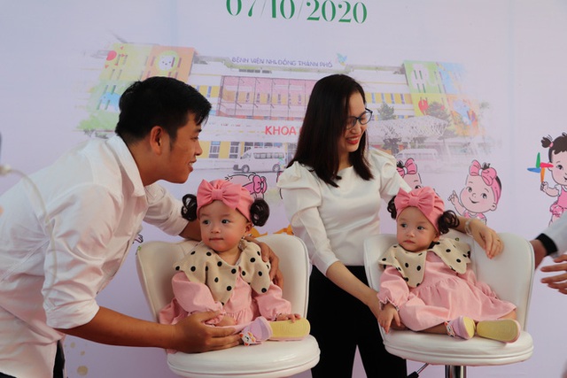 Gần 3 tháng sau ca phẫu thuật tách rời, cặp song sinh Trúc Nhi - Diệu Nhi được xuất viện, xuất hiện cực rạng rỡ và dễ thương - Ảnh 1. Gần 3 tháng sau ca phẫu thuật tách rời, cặp song sinh Trúc Nhi - Diệu Nhi được xuất viện, xuất hiện cực rạng rỡ và dễ thương - Ảnh 1.