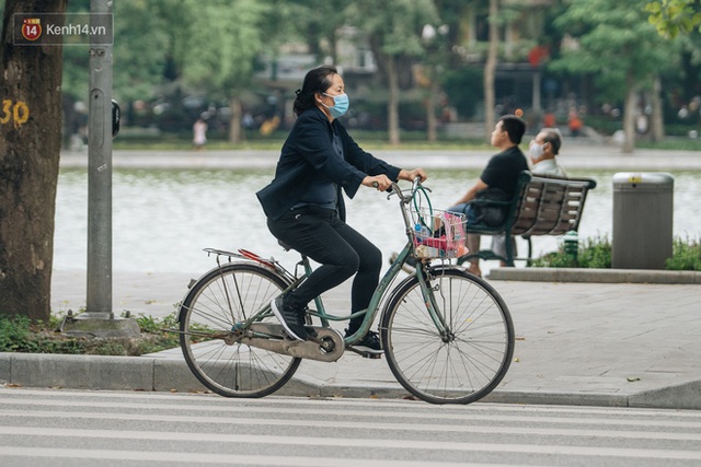 Chùm ảnh: Tiết trời se lạnh, người Hà Nội khoác thêm áo ấm, hưởng trọn không khí mát lành của mùa Thu - Ảnh 18.