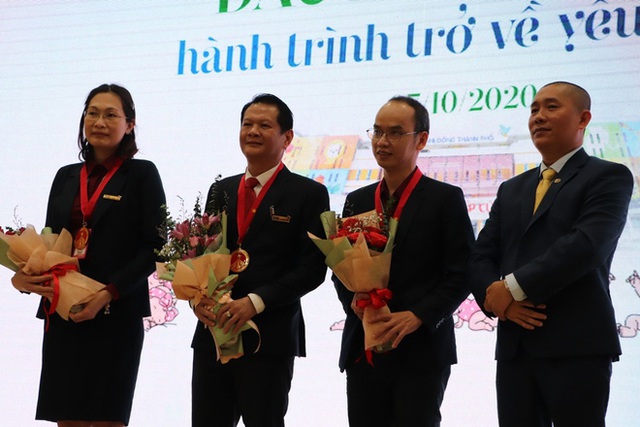 Gần 3 tháng sau ca phẫu thuật tách rời, cặp song sinh Trúc Nhi - Diệu Nhi được xuất viện, xuất hiện cực rạng rỡ và dễ thương - Ảnh 20.