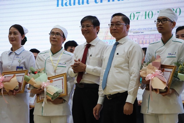 Gần 3 tháng sau ca phẫu thuật tách rời, cặp song sinh Trúc Nhi - Diệu Nhi được xuất viện, xuất hiện cực rạng rỡ và dễ thương - Ảnh 21. Gần 3 tháng sau ca phẫu thuật tách rời, cặp song sinh Trúc Nhi - Diệu Nhi được xuất viện, xuất hiện cực rạng rỡ và dễ thương - Ảnh 21.