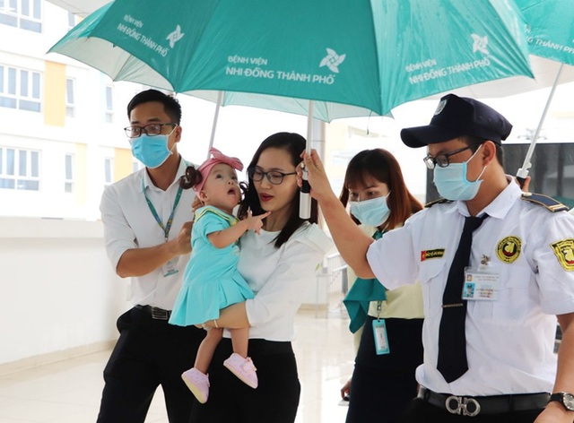Gần 3 tháng sau ca phẫu thuật tách rời, cặp song sinh Trúc Nhi - Diệu Nhi được xuất viện, xuất hiện cực rạng rỡ và dễ thương - Ảnh 30. Gần 3 tháng sau ca phẫu thuật tách rời, cặp song sinh Trúc Nhi - Diệu Nhi được xuất viện, xuất hiện cực rạng rỡ và dễ thương - Ảnh 30.