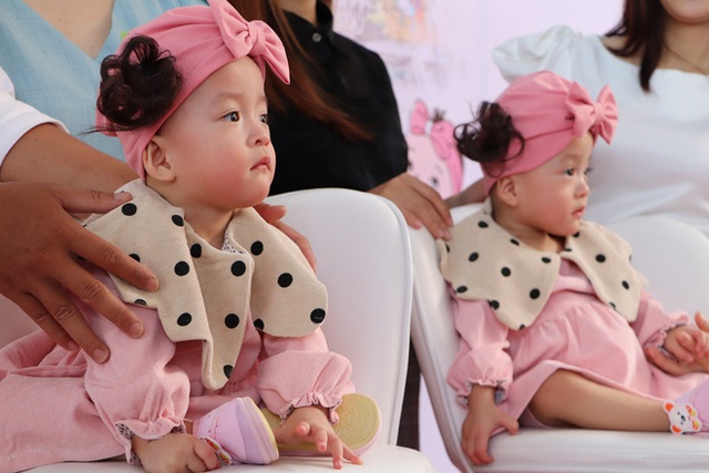 Gần 3 tháng sau ca phẫu thuật tách rời, cặp song sinh Trúc Nhi - Diệu Nhi được xuất viện, xuất hiện cực rạng rỡ và dễ thương - Ảnh 5. Gần 3 tháng sau ca phẫu thuật tách rời, cặp song sinh Trúc Nhi - Diệu Nhi được xuất viện, xuất hiện cực rạng rỡ và dễ thương - Ảnh 5.