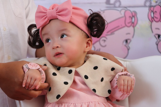 Gần 3 tháng sau ca phẫu thuật tách rời, cặp song sinh Trúc Nhi - Diệu Nhi được xuất viện, xuất hiện cực rạng rỡ và dễ thương - Ảnh 9. Gần 3 tháng sau ca phẫu thuật tách rời, cặp song sinh Trúc Nhi - Diệu Nhi được xuất viện, xuất hiện cực rạng rỡ và dễ thương - Ảnh 9.