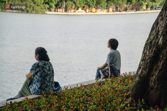 Người Hà Nội thích thú với diện mạo mới của hồ Gươm sau 5 tháng lát đá vĩnh cữu - Ảnh 13.