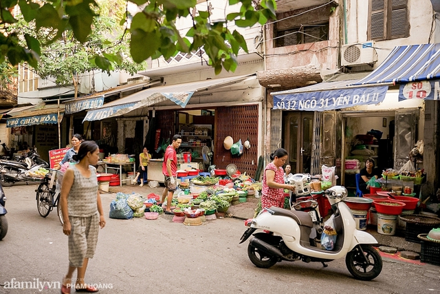 Ghé thăm ngôi chợ cổ lâu năm trong ngõ nhỏ bên hông Phố Huế sầm uất, không chỉ có nhiều hàng ăn ngon mà còn sở hữu tiệm giò chả gia truyền nổi danh 4 đời - Ảnh 6.