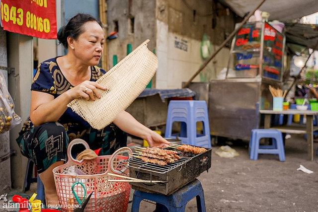 Ghé thăm ngôi chợ cổ lâu năm trong ngõ nhỏ bên hông Phố Huế sầm uất, không chỉ có nhiều hàng ăn ngon mà còn sở hữu tiệm giò chả gia truyền nổi danh 4 đời - Ảnh 10.