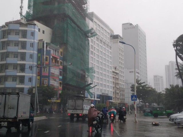 Bão đổ bộ vào Khánh Hòa, TP Nha Trang mưa to, gió lớn, nhiều nơi mất điện - Ảnh 1.