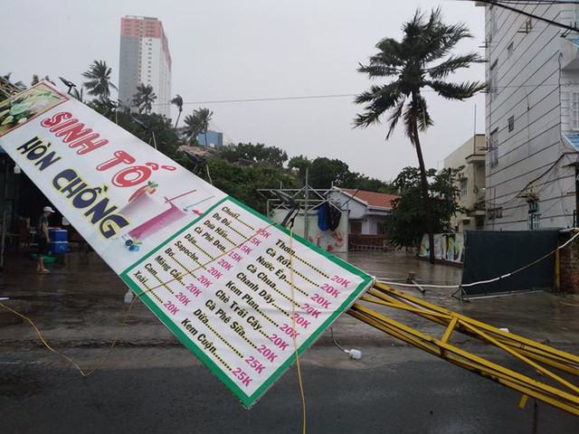 Bão đổ bộ vào Khánh Hòa, TP Nha Trang mưa to, gió lớn, nhiều nơi mất điện - Ảnh 2.