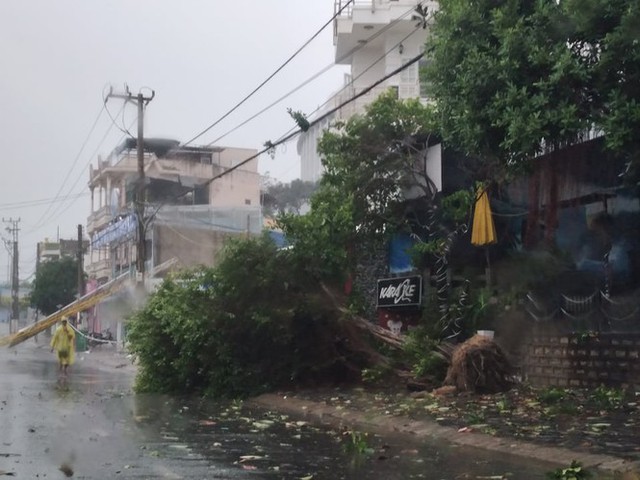 Bão đổ bộ vào Khánh Hòa, TP Nha Trang mưa to, gió lớn, nhiều nơi mất điện - Ảnh 3.