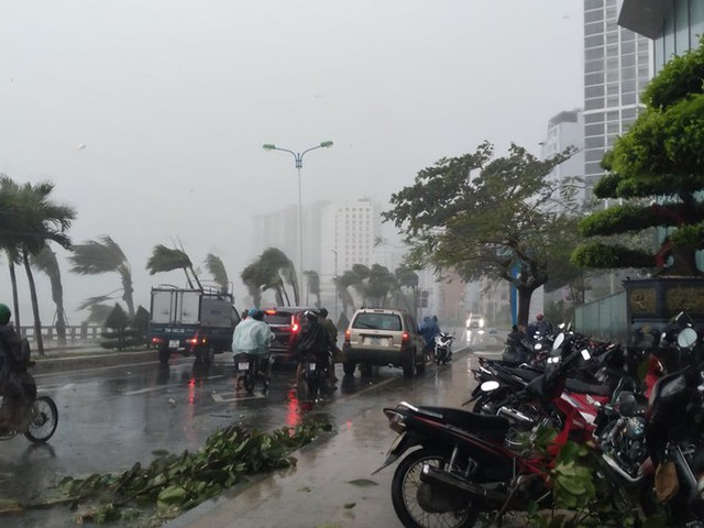 Bão đổ bộ vào Khánh Hòa, TP Nha Trang mưa to, gió lớn, nhiều nơi mất điện - Ảnh 6.