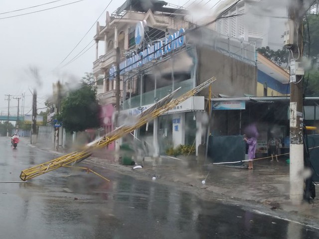 Bão đổ bộ vào Khánh Hòa, TP Nha Trang mưa to, gió lớn, nhiều nơi mất điện - Ảnh 7.