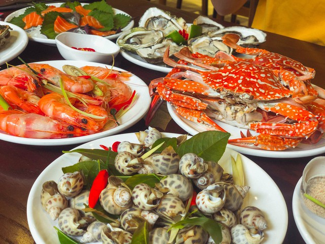 Bỏ hơn 1 triệu ăn buffet hải sản ở nhà hàng nổi tiếng Hà Nội, thực khách bất ngờ phát hiện cua có giun nhưng câu trả lời từ nhà hàng lại là thứ kỳ lạ khác?!? - Ảnh 2.