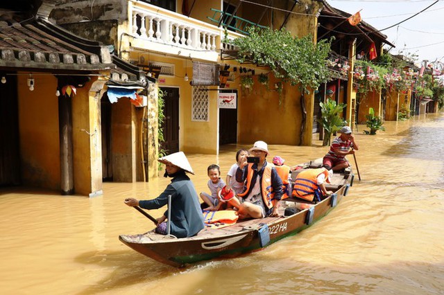 Xót nhìn di tích Hội An ngâm trong nước lũ - Ảnh 1.