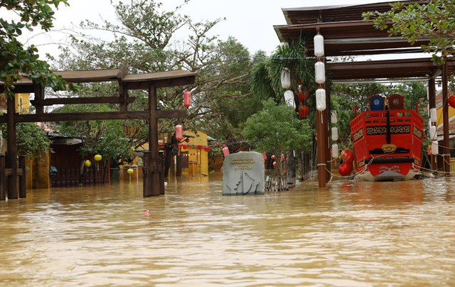 Xót nhìn di tích Hội An ngâm trong nước lũ - Ảnh 2.