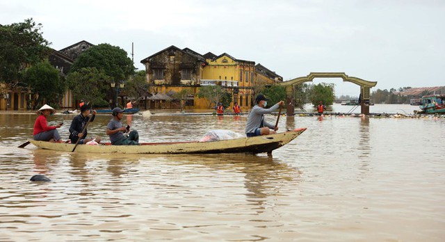 Xót nhìn di tích Hội An ngâm trong nước lũ - Ảnh 4.