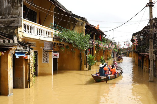 Xót nhìn di tích Hội An ngâm trong nước lũ - Ảnh 6.