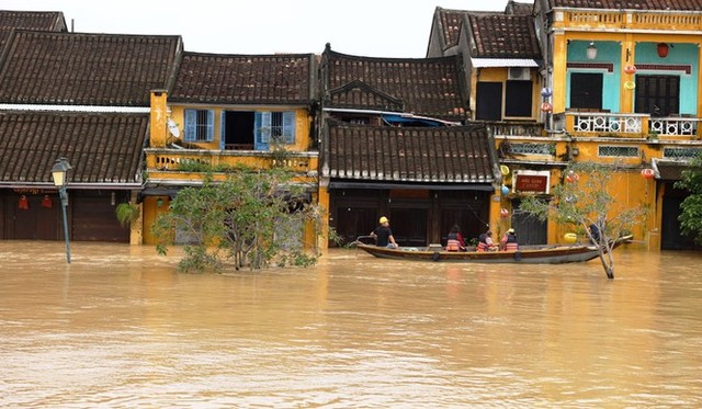 Xót nhìn di tích Hội An ngâm trong nước lũ - Ảnh 7.