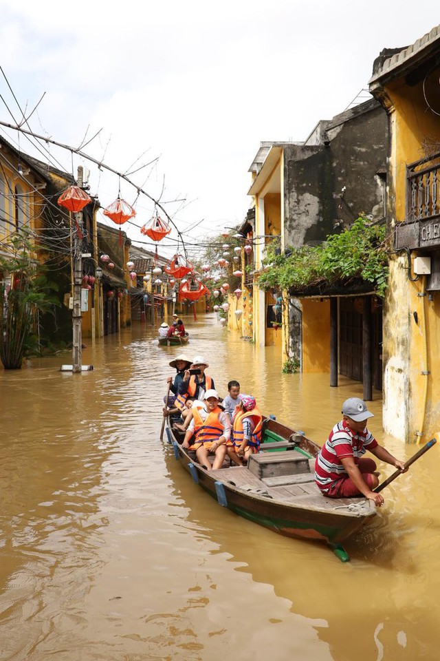 Xót nhìn di tích Hội An ngâm trong nước lũ - Ảnh 8.