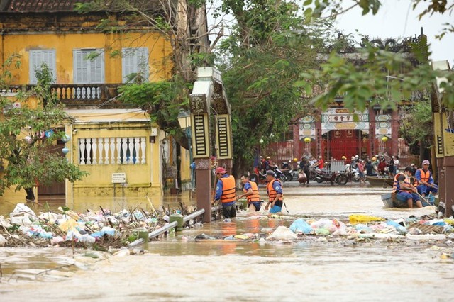 Xót nhìn di tích Hội An ngâm trong nước lũ - Ảnh 9.