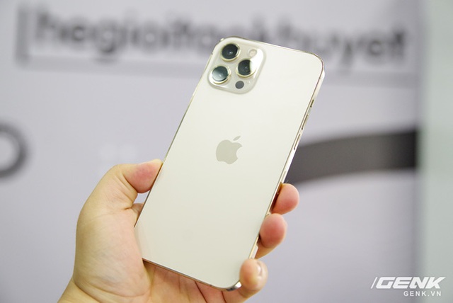 iPhone 12 Pro Max đầu tiên về Việt Nam, giá 53 triệu đồng - Ảnh 1.