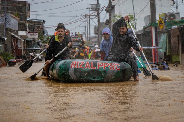  Cuồng phong Vamco - Cơn bão số 13 đang vào Biển Đông vừa khiến Philippines khốn đốn thế nào? - Ảnh 8.