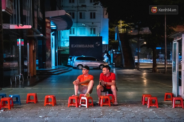Chùm ảnh: Nếu Sài Gòn là thành phố không ngủ thì Hà Nội sau 0 giờ đêm cũng là một Thủ đô luôn thức - Ảnh 33.