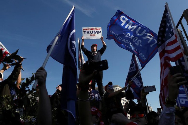  Hàng chục nghìn người biểu tình đổ về Washington, D.C., hô hào thêm 4 năm cho Tổng thống Trump - Ảnh 7.