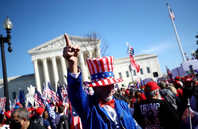  Hàng chục nghìn người biểu tình đổ về Washington, D.C., hô hào thêm 4 năm cho Tổng thống Trump - Ảnh 9.