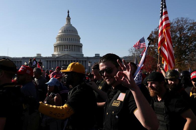  Hàng chục nghìn người biểu tình đổ về Washington, D.C., hô hào thêm 4 năm cho Tổng thống Trump - Ảnh 11.