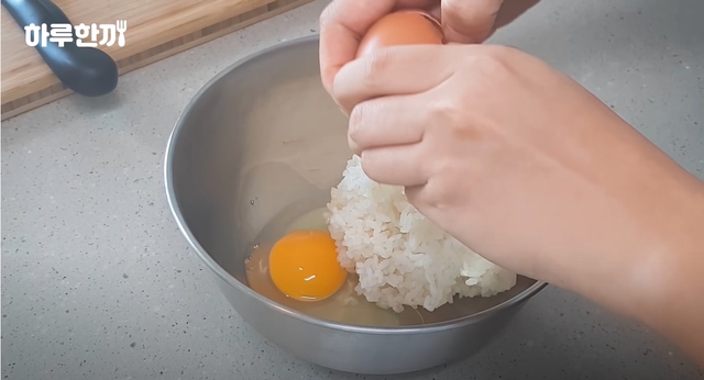 Đạt gần 100 triệu view, video làm cơm rang trứng của YouTuber Hàn Quốc có gì? - Ảnh 2. Đạt gần 100 triệu view, video làm cơm rang trứng của YouTuber Hàn Quốc có gì? - Ảnh 2.
