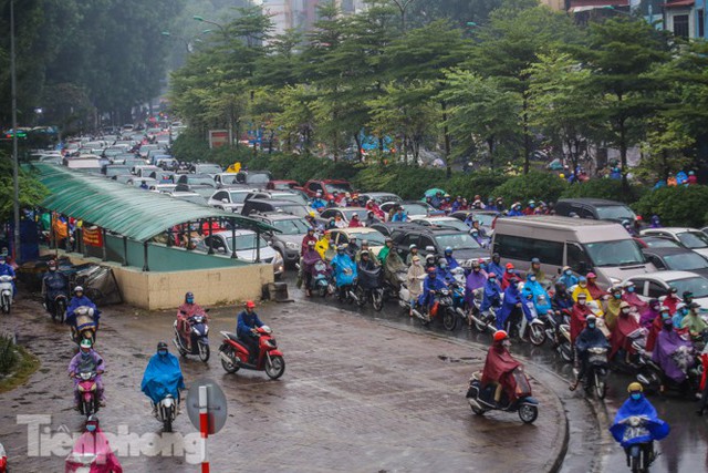 Mưa triền miên, phố phường Hà Nội tắc tứ bề ngày đầu tuần - Ảnh 16.